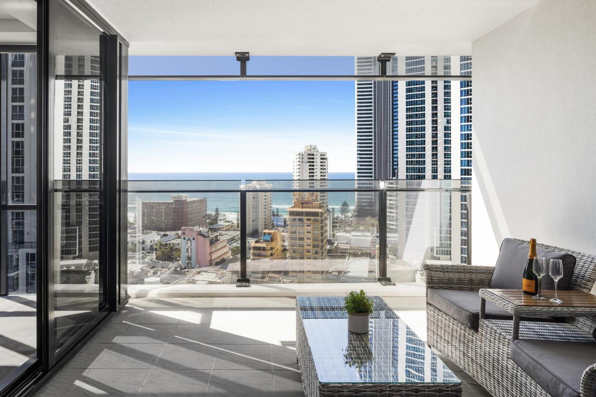 Holiday Holiday Circle On Cavill Apartments Gold Coast Room photo