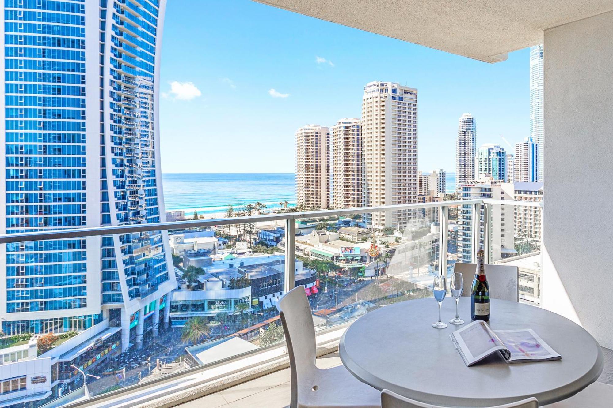 Holiday Holiday Circle On Cavill Apartments Gold Coast Room photo