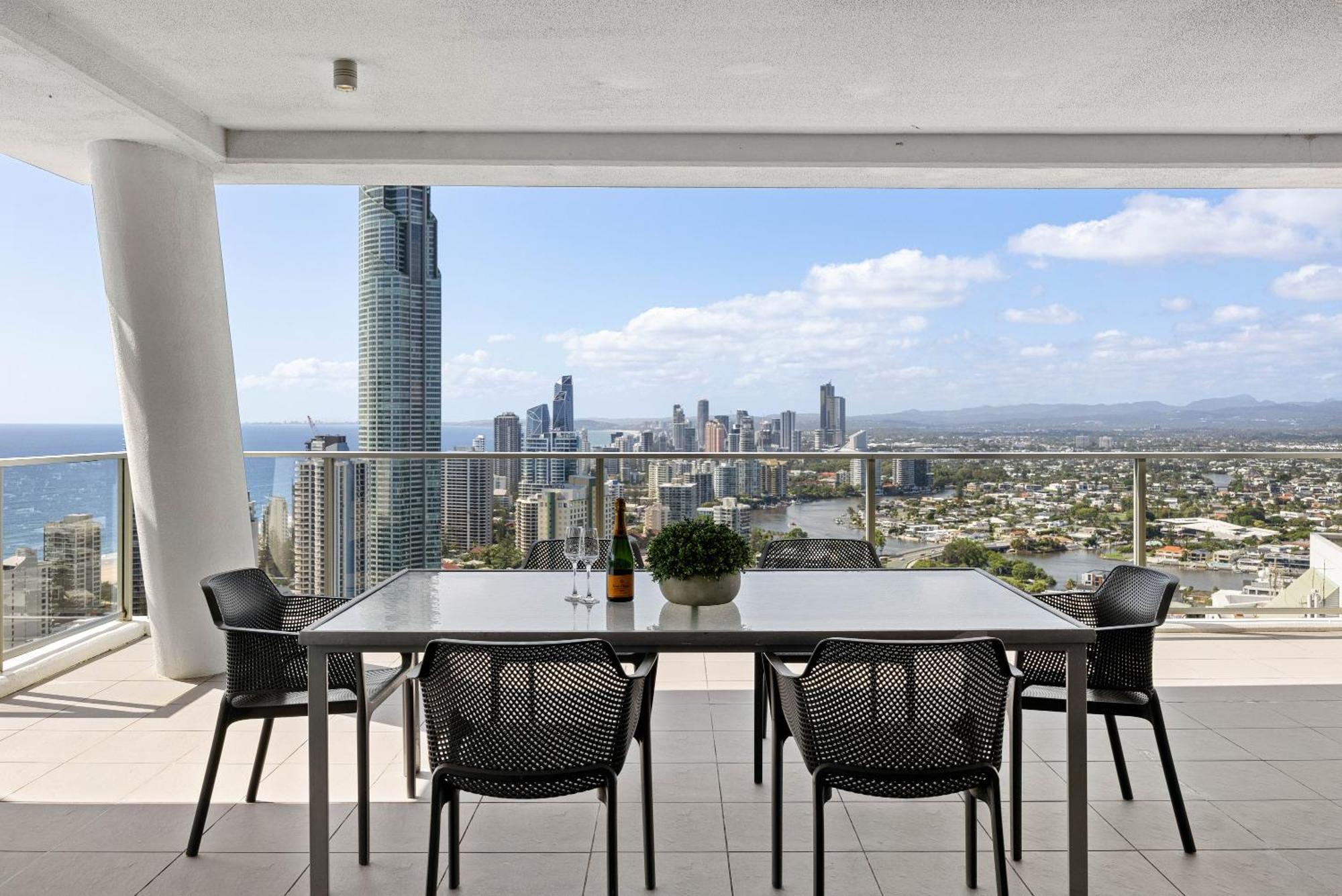 Holiday Holiday Circle On Cavill Apartments Gold Coast Room photo